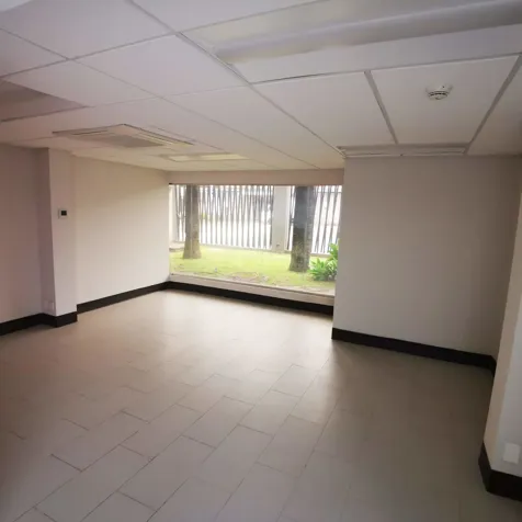 SE ALQUILA LOCAL COMERCIAL EN CENTRO EJECUTIVO LA VIRGEN, LA URUCA en Uruca, San José — $6,482 - Foto 2 de 6