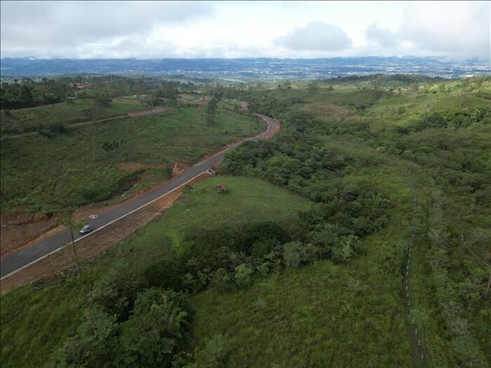 1.37 ACRE LOT WITH CREEK FOR SALE IN RESIDENCIAL RISE in El General, Pérez Zeledón, San José — $250,000