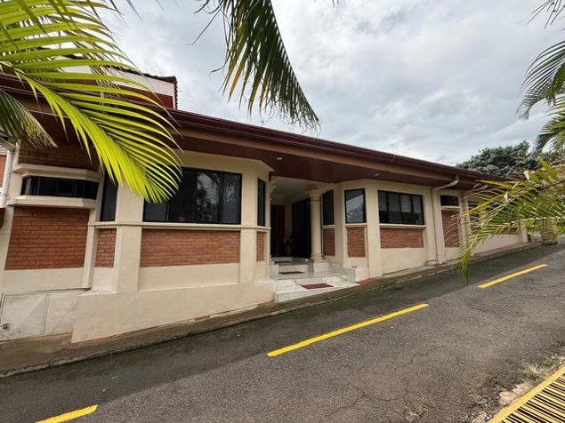 Venta de Magnifica Casa en Flores, Heredia / MLs. 26-545 OFC JB en Barrantes, Flores, Heredia — $3,950,000