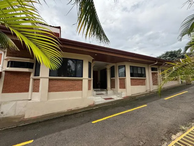 Venta de Magnifica Casa en Flores, Heredia / MLs. 26-545 OFC JB en Barrantes, Flores, Heredia — $3,950,000