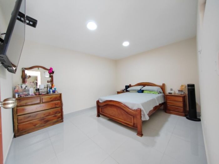 Casa remodelada en venta sobre calle principal en Moravia #26-491 GS en San Vicente, Moravia, San José — $160,000