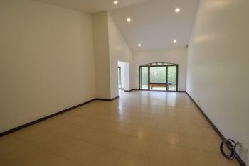 Casa de un solo nivel con 3 Habitaciones en Lindora in Pozos, Santa Ana, San José — $4,000 - Photo 2 of 35