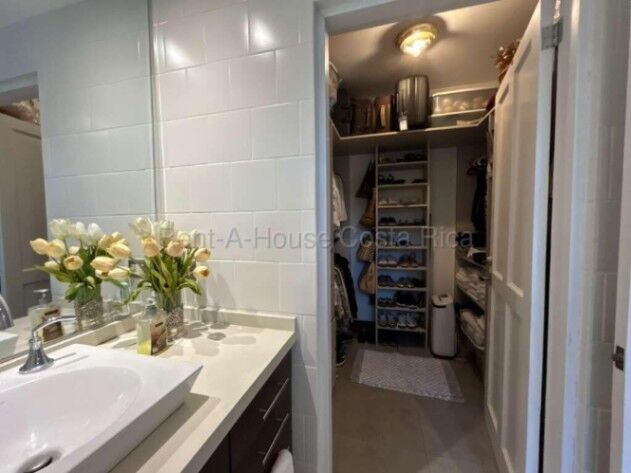 Apartamento tipo casa con terraza y naturaleza en exclusivo condominio Escazú 26-1519 GS en San Rafael, Escazú, San José — $275,000