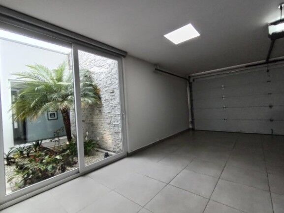 SE VENDE CASA EN LOMAS DEL ZURQUÍ en San Isidro, Heredia — $719,000