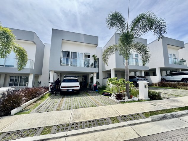 Casa en venta en exclusivo Condominio en Guachipelin Escazu in Escazú, San José — $360,000