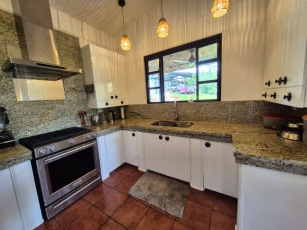Casa privada de 3 dormitorios y 2 niveles en venta en Quizarra, Pérez Zeledón en Cajón, Pérez Zeledón, San José — $625,000
