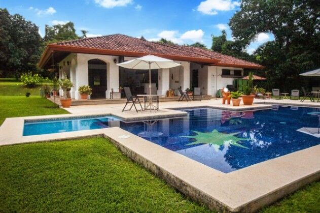 VENDO CASA CON PISCINA EN OROTINA DE ALAJUELA. in Orotina, Alajuela — $495,000