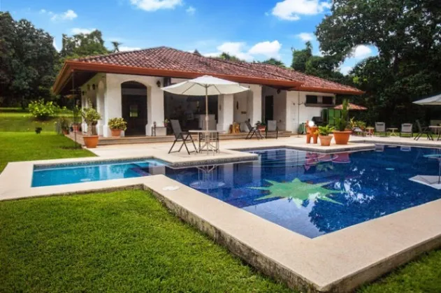 VENDO CASA CON PISCINA EN OROTINA DE ALAJUELA. en Orotina, Alajuela — $495,000