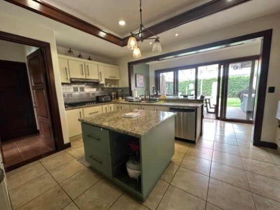 Se vende casa con lote de 1500m2 en Santo Domingo Heredia 24-1688 in Santo Domingo, Heredia — $750,000