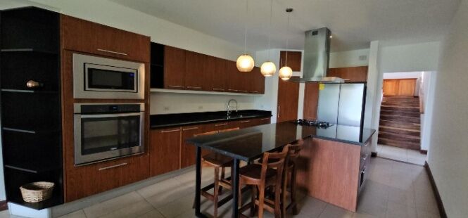 Alquiler | Casa contemporánea amueblada en condominio en Santa Ana #27-115 GS en Pozos, Santa Ana, San José — $3,700