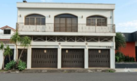 Casa en venta o alquiler en Curridabat: Ubicación Estratégica en Granadilla, Curridabat, San José — $5,000