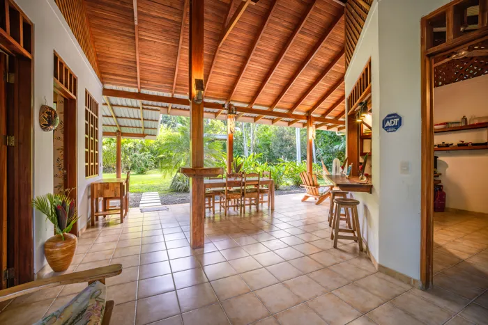 Casa en Playa Chiquita a 5 min de la playa en Cahuita, Talamanca, Limón — $445,000 - Foto 3 de 7