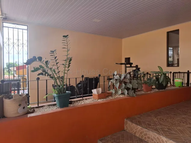 Beautiful house located inside a residential complex in Mata de Plátano, Goicoechea, San José — ₡ 89 000 000 - Photo 2 of 28