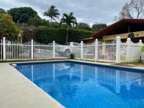 Se vende espaciosa casa con patio y piscina en Atenas Alajuela 25-1457 en Atenas, Alajuela — $350,000