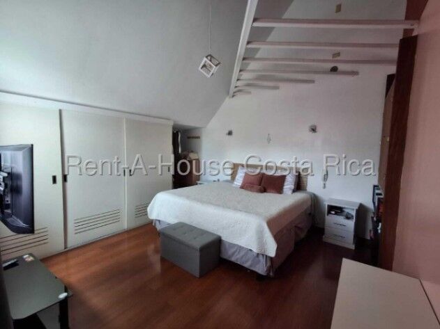 Casa amplia de múltiples niveles con 5 habitaciones y gran potencial 26-1440 GS in Anselmo Llorente, Tibás, San José — $235,000