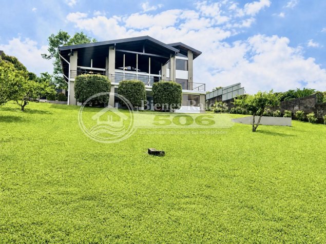 🏡 Se Vende Casa con Amplio Terreno y Vista Panorámica 360° #3009 in San José de La Montaña, Barva, Heredia — $620,000