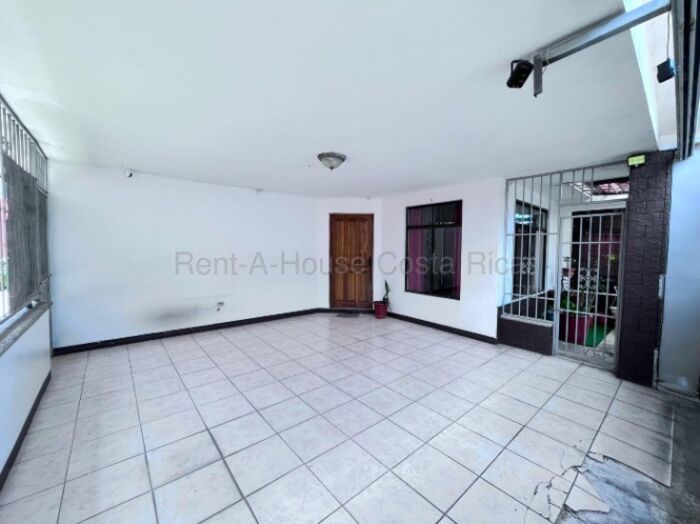 Venta casa renovada con oficina, cuarzo y portón eléctrico #26-1747 GS en Guadalupe, Goicoechea, San José — $160,000