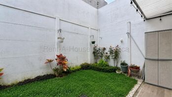 Casa en Montes de Oca de Dos niveles en venta in San Rafael, Montes De Oca, San José — $276,000 - Photo 4 of 16