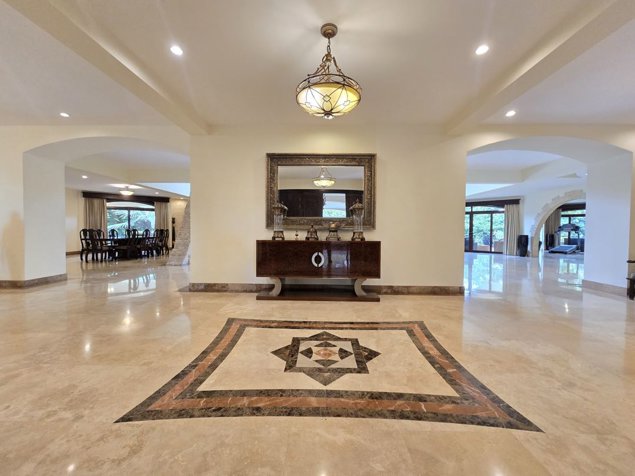 Mansión en venta en Escazu in Escazú, San José — $7,000,000 - Photo 3 of 55