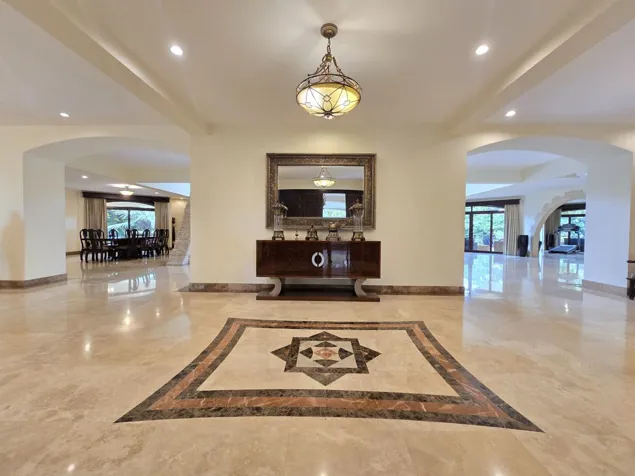Mansión en venta en Escazu in Escazú, San José — $7,000,000 - Photo 3 of 55