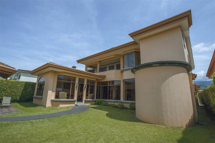 Casa con Aire Mediterraneo, Heredia Costa Rica en San Isidro, Heredia — $798,000