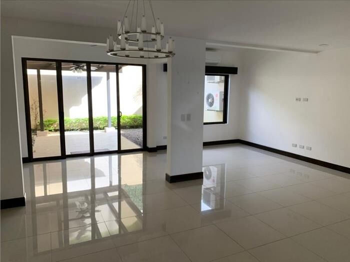 VENTA DE CASA, SANTA ANA, CONDOMINIO PARQUES DEL SOL in Santa Ana, San José — $270,000