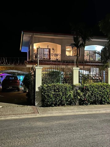 Casa en Venta en Jacó Beach con Piscina y Jacuzzi Privado en Jacó, Garabito, Puntarenas — $585,000 - Foto 2 de 21