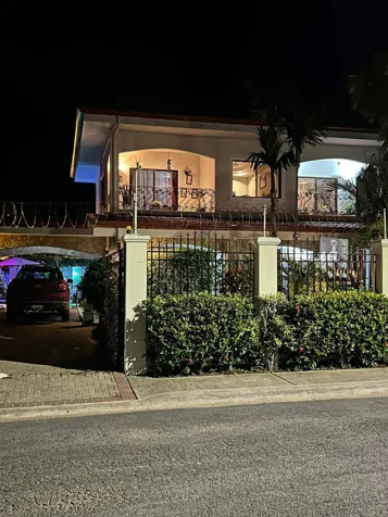 Casa en Venta en Jacó Beach con Piscina y Jacuzzi Privado in Jacó, Garabito, Puntarenas — $585,000 - Photo 2 of 21