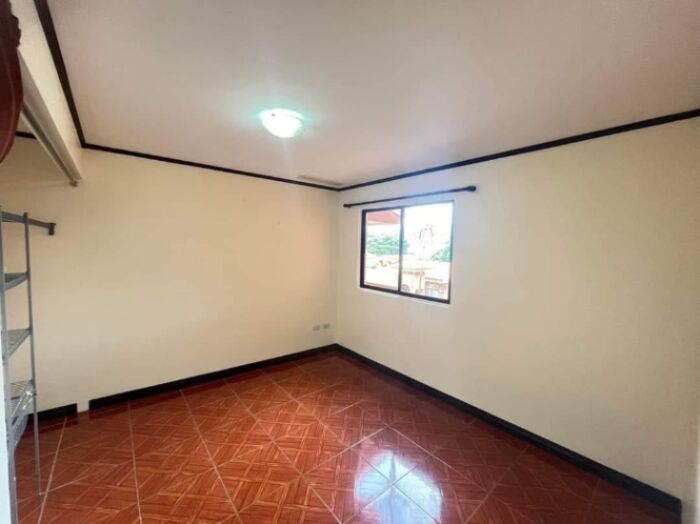 Alquiler de Hermosa casa Condominio Hacienda de Oro en Gravilias, Desamparados, San José — $1,400