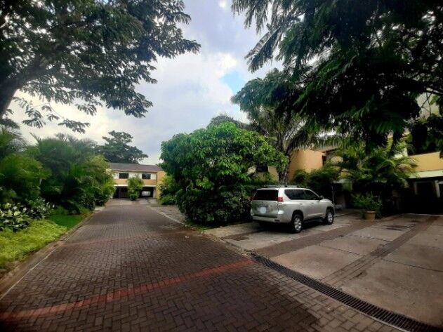 Venta de Amplia y Bella Casa en Escazú / Mls. 25-1433 OFC JB en San Rafael, Escazú, San José — $335,000