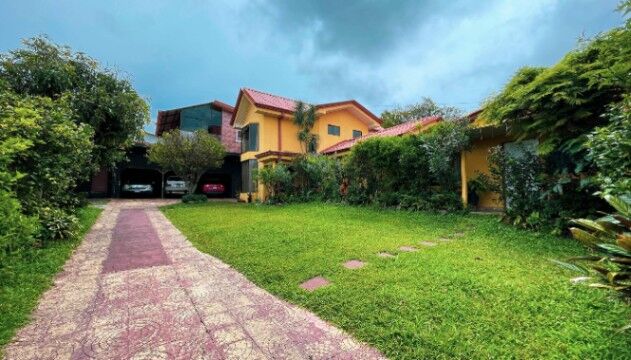 Venta de Propiedad 1 Casa + 3 Apartamento en San Rafael de Heredia.  en Ángeles, San Rafael, Heredia — $439,000