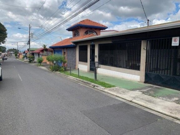 Se vende espaciosa casa para inversion en Mercedes Sur 23-1919 en Mercedes, Heredia — ₡ 98 000 000