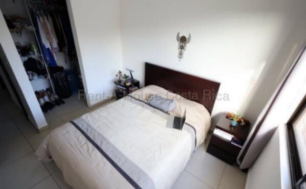 Alquiler de Apartamento en Lomas de Ayarco Sur-Curridabat. RAH 26-2179 in Sánchez, Curridabat, San José — $1,100