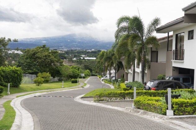 GUACHIPELIN NORTE DE 4 HABITACIONES - JARDIN - AMUEBLADA in Escazú, San José — $2,400