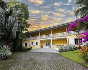 Venta de Quinta con Casa, Piscina y 5 Apartamentos, Santa Ana, Rio Oro