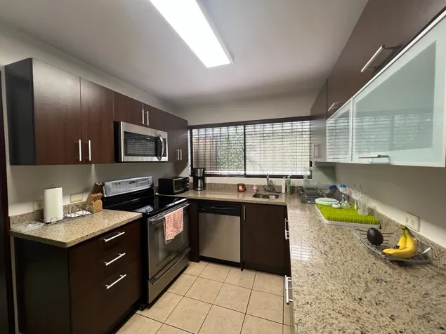 Venta de hermosa casa en condominio en Trejos Montealegre Escazú en Escazú, San José — $250,000 - Foto 3 de 13