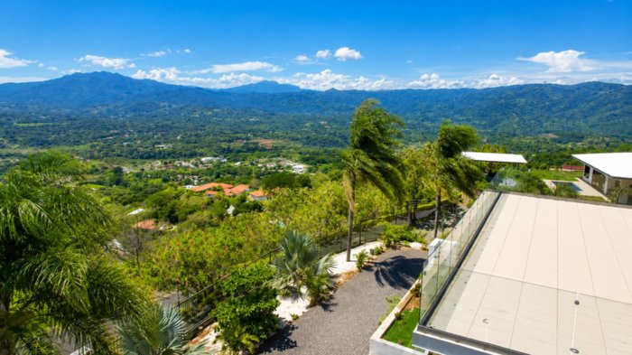Casa ultramoderna con impresionantes vistas en residencial in Atenas, Alajuela — $1,950,000 - Photo 3 of 12