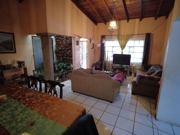 Se vende espaciosa casa con amplio lote en Santo Domingo de Heredia 23-3284 en Santo Domingo, Heredia — ₡ 295 000 000