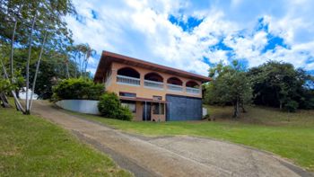 Venta de Casa con apartamento y terreno de uso mixto en  Alajuela