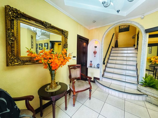 Casa en venta en la Uruca. Uso de suelo mixto y esquinera! P358 en Uruca, San José — $350,000 - Foto 3 de 27