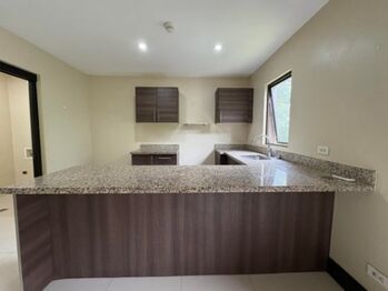 Se alquila espacioso apartamento en condominio de Brasil Santa Ana 26-411 in Brasil, Santa Ana, San José — $1,300 - Photo 4 of 22