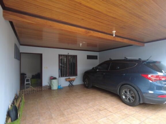 Casa con 6 habitaciones ubicada en Santo Domingo de Heredia en Santo Domingo, Heredia — $290,000