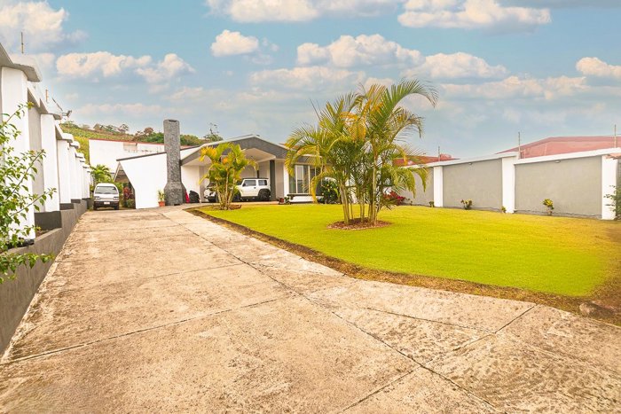 SE VENDE CASA BOUTIQUE DE LUJO EN COMUNIDAD CERRADA DE SAN RAMÓN en San Ramón, Alajuela — $1,320,000