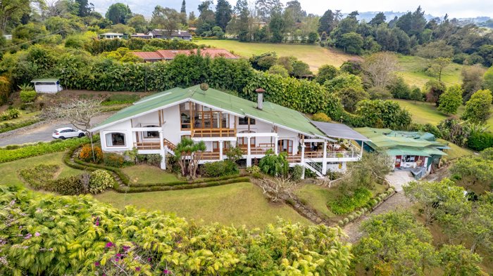 Se vende Casa en Patio de Agua, San Rafael, Vázquez de Coronado (FE). in San Rafael, Vázquez de Coronado, San José — $1,200,000