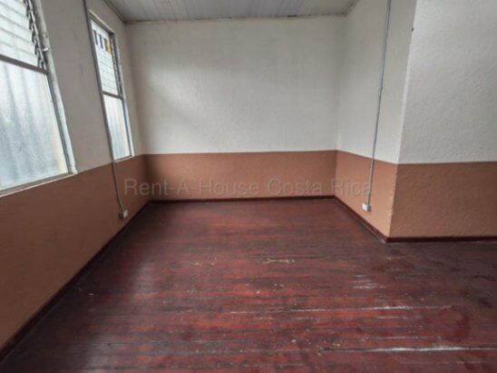 MLS-27-160 KQ ALQUILER LOCAL COMERCIAL EL CARMEN SAN JOSE CONTACTENOS AL # 88987222 in Carmen, San José — ₡ 250 000