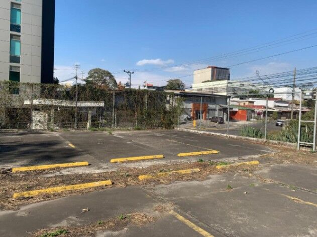 Parqueo rodeado de múltiples establecimientos corporativos en atractiva zona de la ciudad en Calle Blancos, Goicoechea, San José — $500,000
