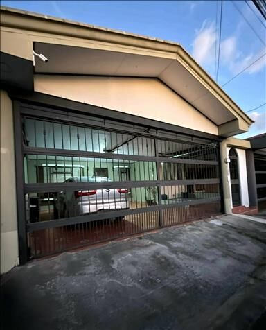 Se vende hermosa casa en residencial  en San Vicente, Moravia, San José — ₡ 85 000 000