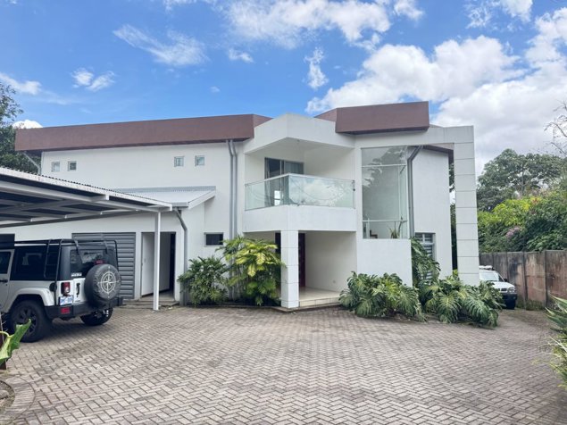 SE VENDE CASA MODERNA ESPECTACULAR EN SAN ISIDRO DE HEREDIA in San Isidro, Heredia — $650,000