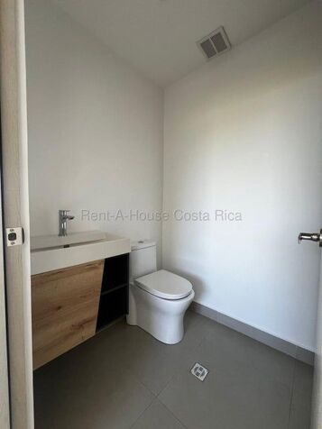 Alquiler de Penthouse de 2 Niveles en Santa Ana. RAH 26-2125 in Santa Ana, San José — $1,900