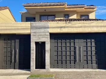 HERMOSA CASA CERCA DEL COLEGIO YURUSTI EN SANTO DOMINGO DE HEREDIA